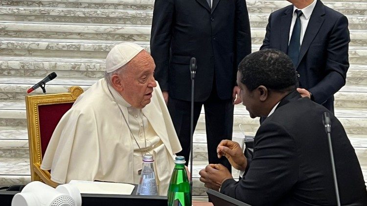 Dom Nkea em conversa com o Papa durante a primeira sessão do Sínodo sobre a sinodalidade