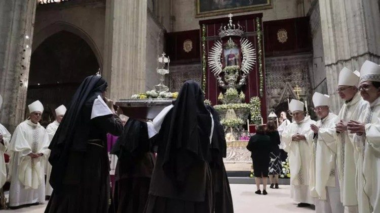 Religiosas levam ao Altar relíquia do Beato