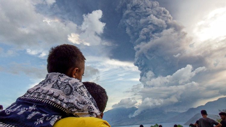 Do povoado de Tithena, residentes olham a erupção do Monte Lewotobi Laki Laki