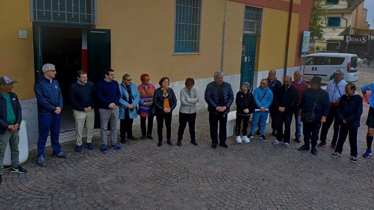 O cardeal Krajewski com algumas pessoas que foram atendidas em Torvaianica