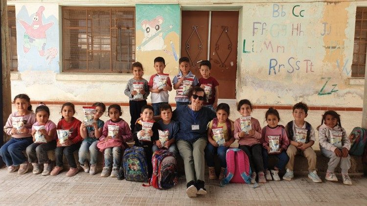Homs (Síria), distribuição de leite para cem crianças, de 1 a 4 anos, na creche Sadad