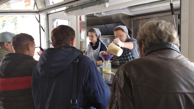Irmãs Renata e Yana servem o almoço aos pobres (foto: Ir.. FMM)