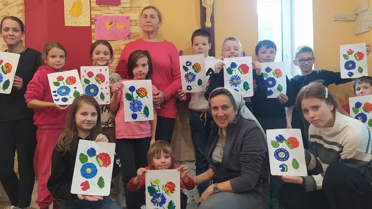 Irmã Malgorzata com as crianças durante as aulas de arte (foto: Ir. Yana Chop) Irmã Malgorzata com as crianças durante as aulas de arte (foto: Ir. Yana Chop)