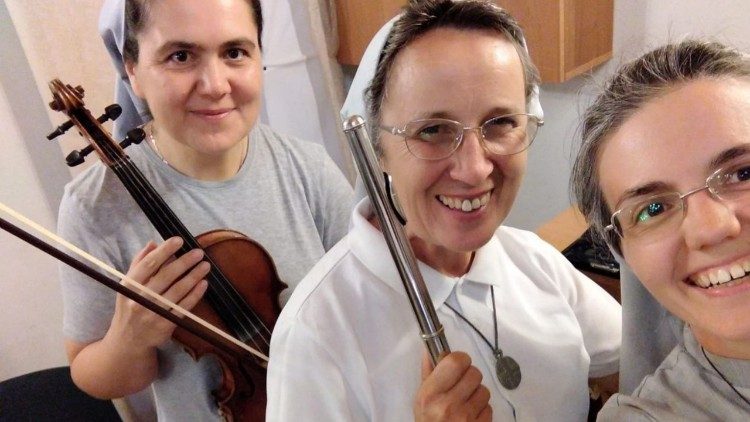 As religiosas durante um ensaio de música antes da celebração paroquial (foto: Ir. Yana Chop) As religiosas durante um ensaio de música antes da celebração paroquial (foto: Ir. Yana Chop)