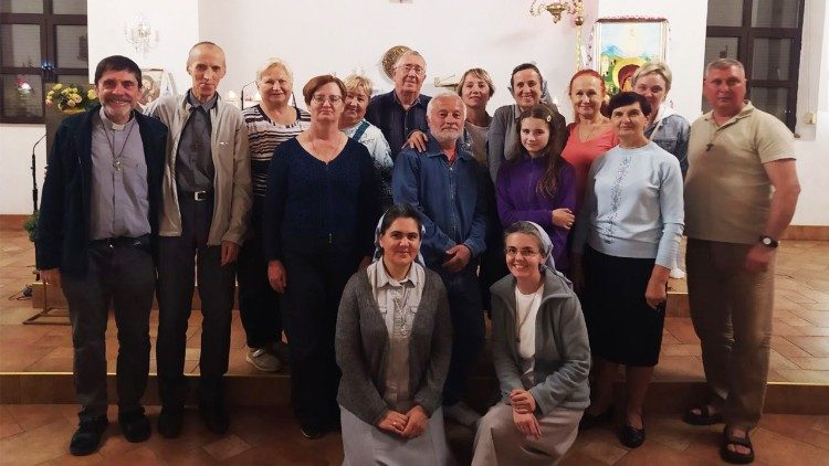 As religiosas com a comunidade paroquial (foto: Ir. Yana Chop) As religiosas com a comunidade paroquial (foto: Ir. Yana Chop)