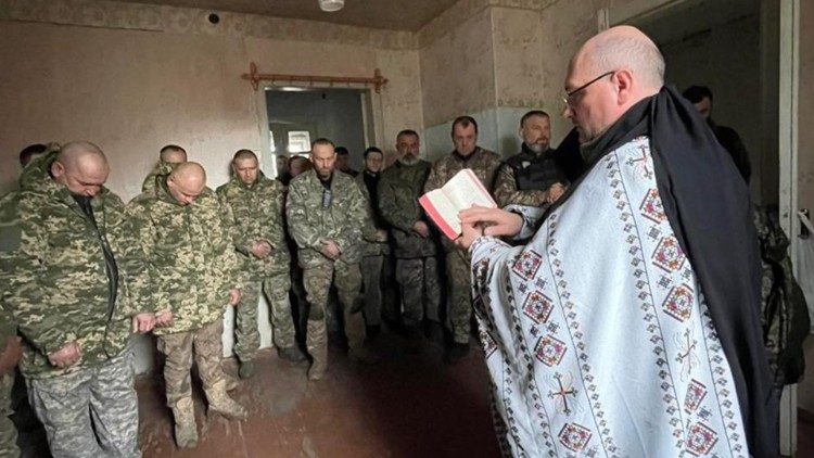 Bispo Bohdan Manyshyn com alguns soldados na Ucrânia