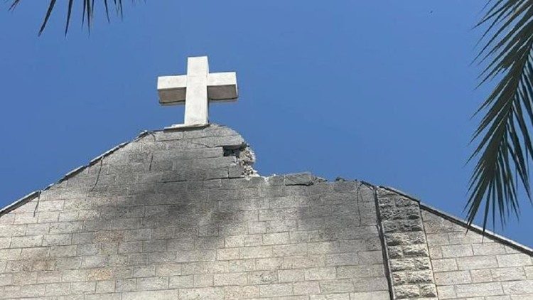 Danos à igreja da Sagrada Família após um bombardeio israelense em julho passado, com um saldo de dois mortos e onze feridos.