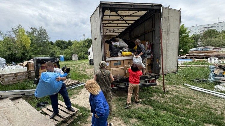 Ajudas enviadas pelos Santo Padre sendo descarregadas em Kharkiv