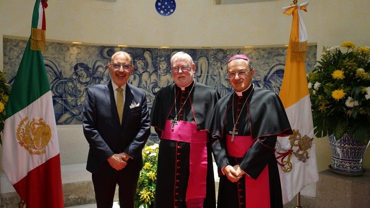 O arcebispo Gallagher com o núncio apostólico no México, o arcebispo Spiteri (à direita)