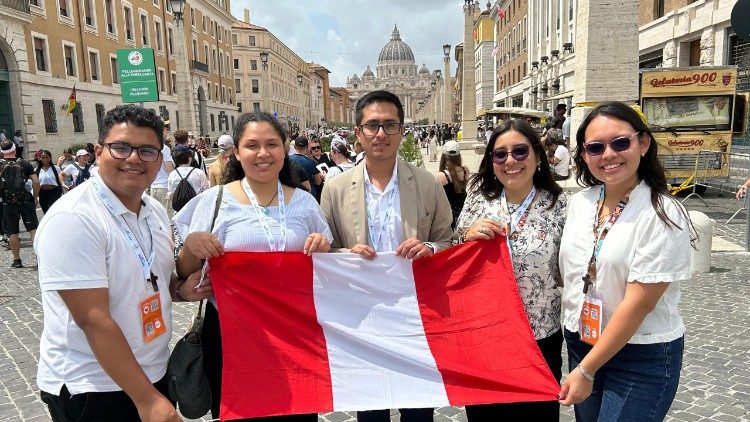 Jovens do Peru após o encontro com o Santo Padre Leão XIV.