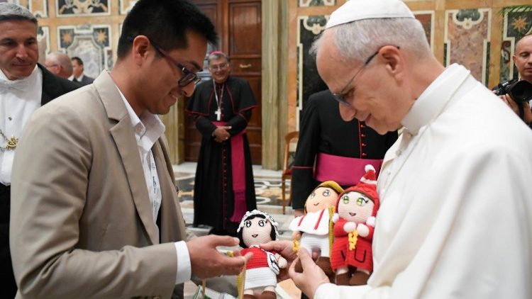 O Papa recebe “Os amigos peruanos de Luce”, a mascote oficial do Jubileu da Esperança.