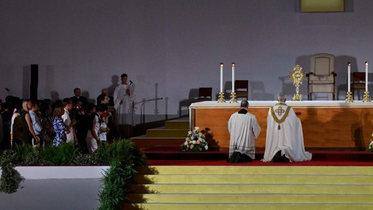 Leão XIV durante a vigília em Tor Vergata
