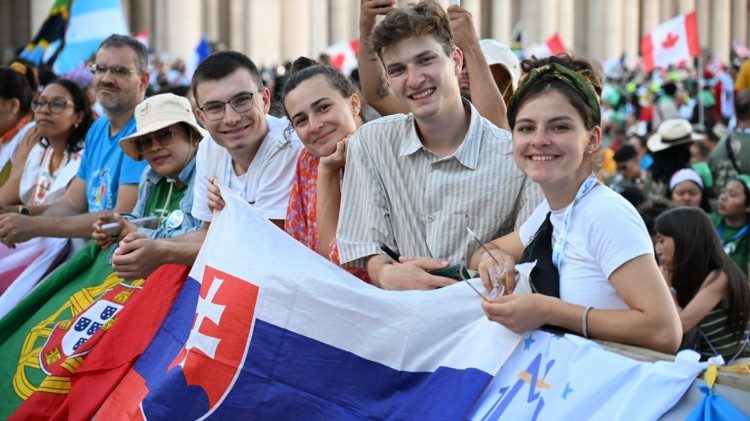 Alguns jovens que participam do Jubileu dos Jovens