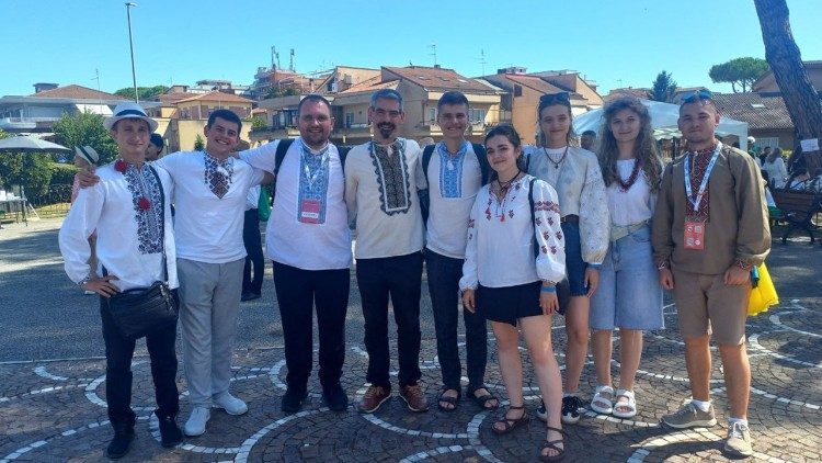 Dom Maksym Ryabukha com jovens ucranianos
