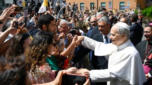 Papa volta a Albano para missa com a comunidade e almoço com os pobres