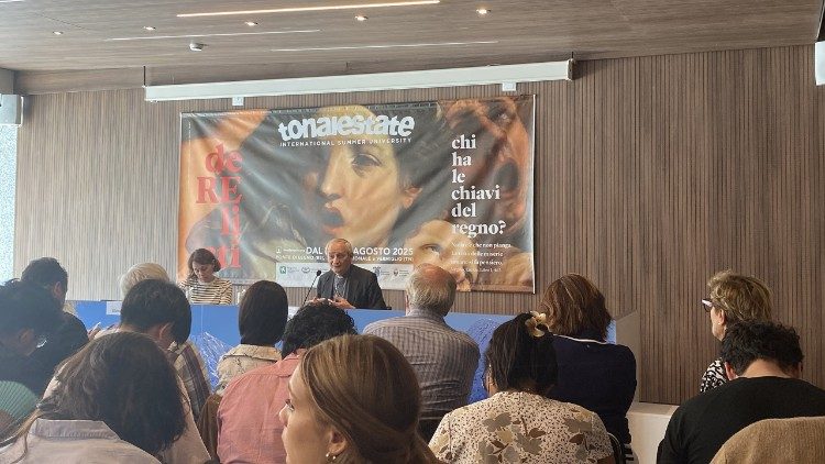 Cardeal Matteo Zuppi se pronuncia durante evento