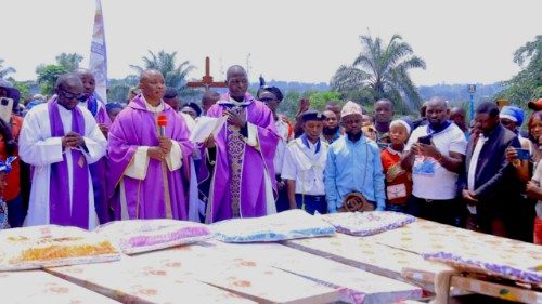 "Mortos enquanto celebravam o Jubileu": vigário relata o massacre na igreja de Komanda