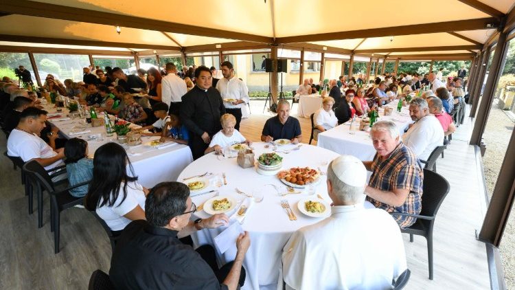 Papa Leão XIV durante o almoço com os mais necessitados 