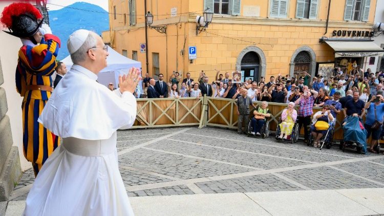 Papa saúda os peregrinos em Castel Gandolfo
