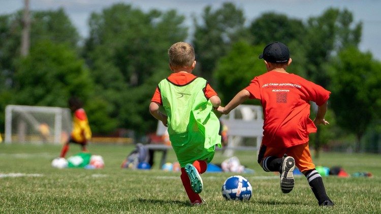 Crianças brincando de jogar futebol 