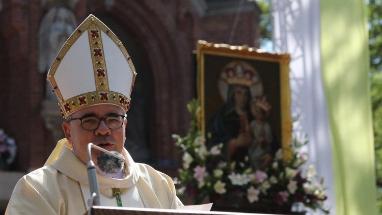 O núncio apostólico Filipazzi durante a homilia no santuário de Piekary  