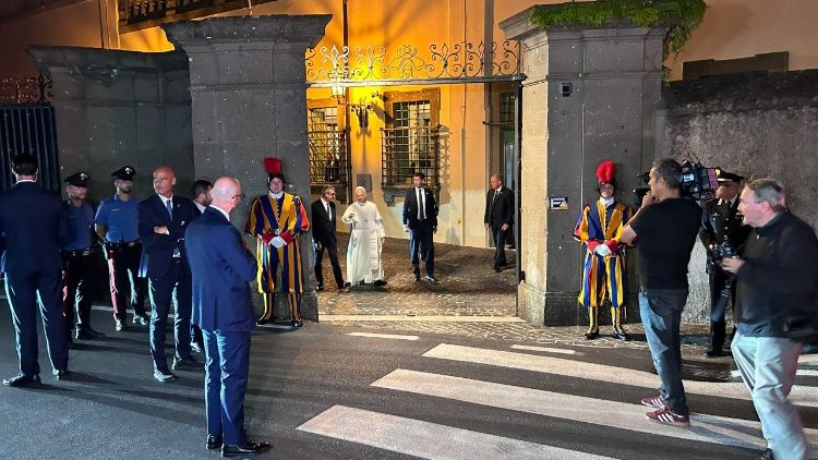 O Papa ao sair da Villa Barberini