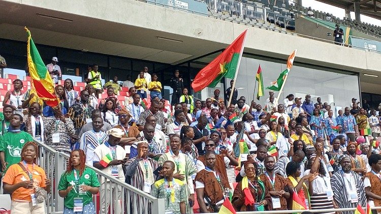 Delegações africanas nas JNJ 2025, durante a Missa de abertura em Yamoussoukro