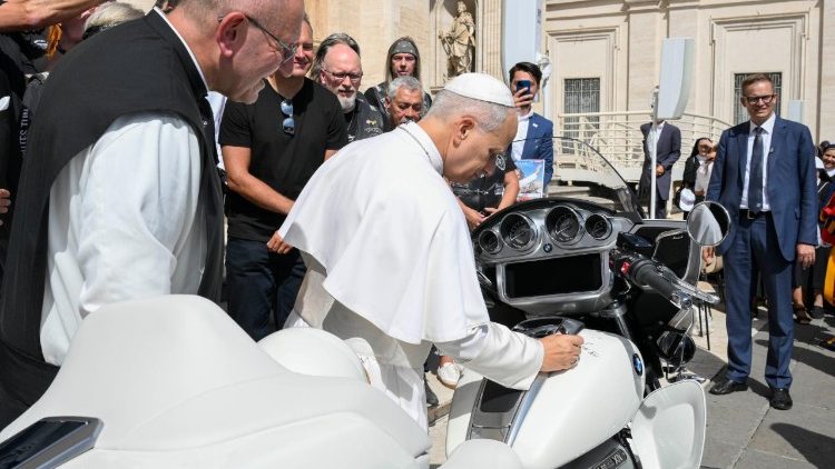 O momento em que Leão XIV autografa a moto que terá destino solidário