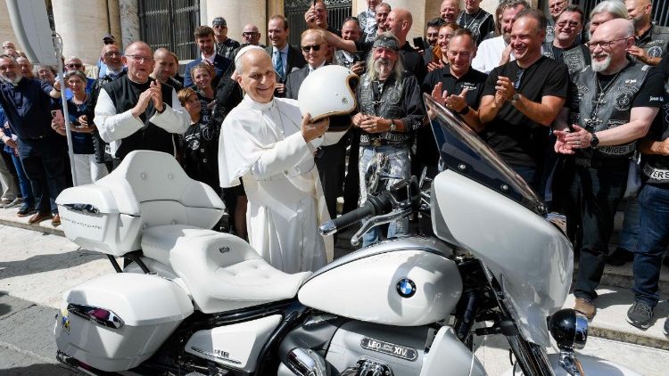 O Papa ao encontrar o movimento dos "Jesus bikers" ao final da Audiência Geral