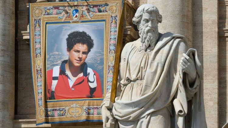 A imagem de Carlo Acutis na fachada da Basílica de São Pedro