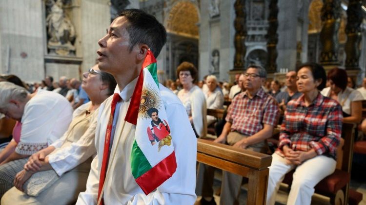 Os fiéis presentes na Basílica Vaticana para a missa de ação de graças com o cardeal Semeraro