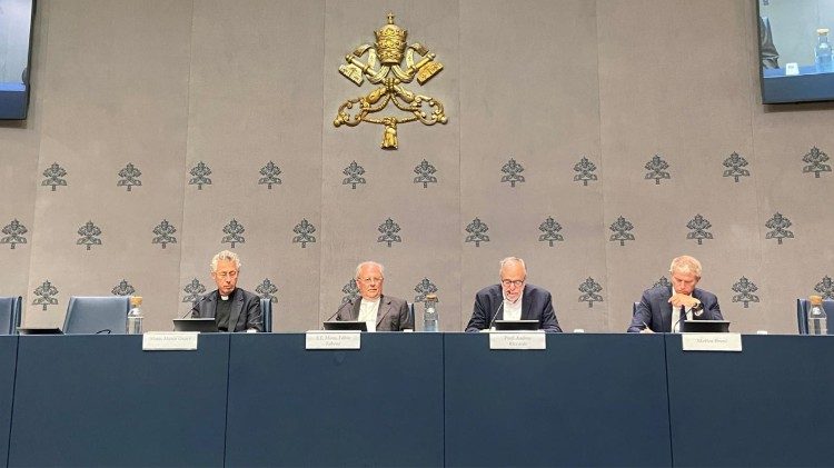 A coletiva na Sala de Imprensa da Santa Sé