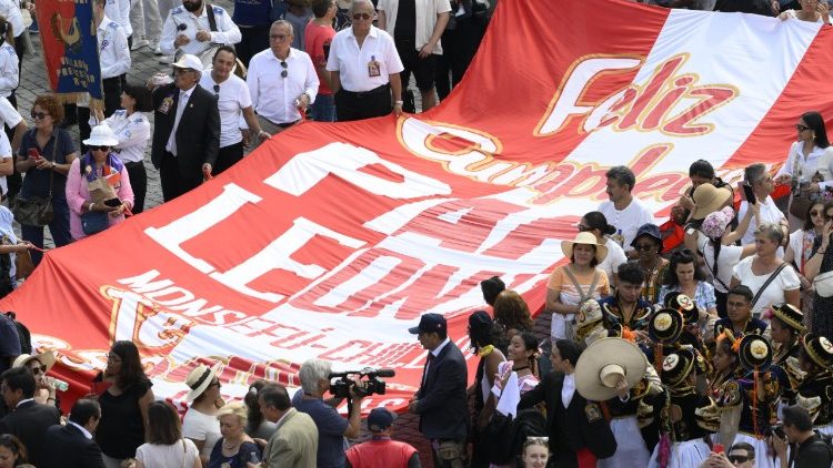 A delegação do Peru trouxe uma grande faixa para recordar o aniversário de Prevost