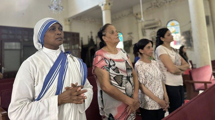 Os fiéis reunidos em oração na igreja da Sagrada Família