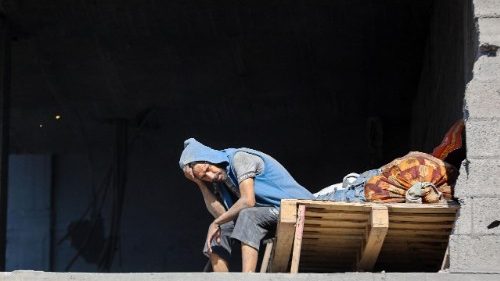 Sanções leves, que não impedem o massacre