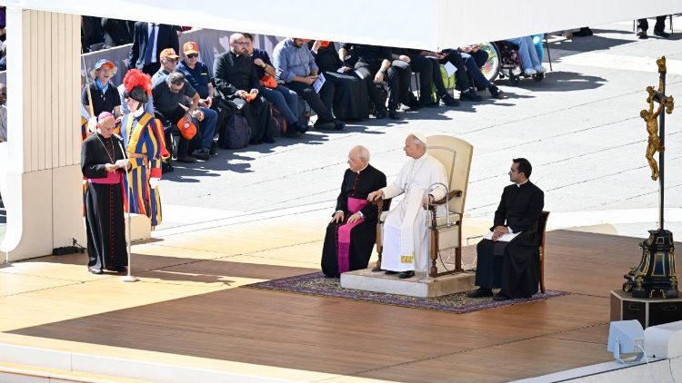 O Papa ao ouvir a saudação de dom Rino Fisichella