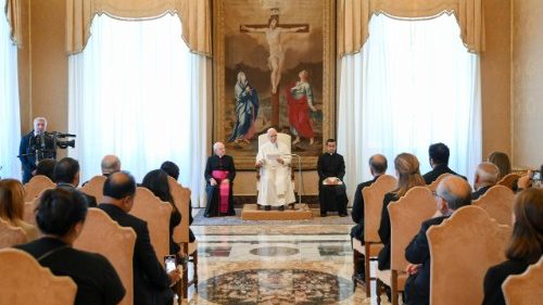 O Papa: famílias canto de esperança, pobreza e guerras ameaçam a sua dignidade