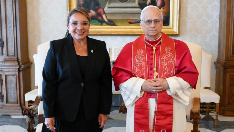 O Papa e a presidente de Honduras