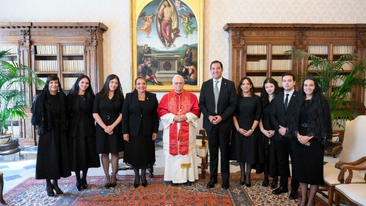 O Papa com a presidente de Honduras, Iris Xiomara Castro Sarmiento, e sua comitiva