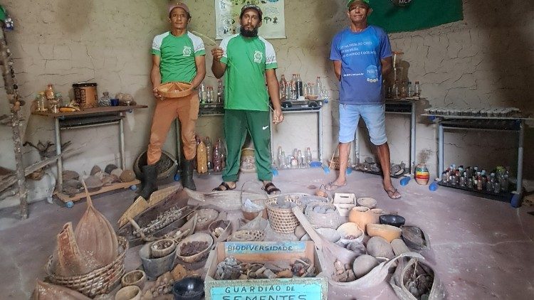 Guardiões da sociobiodiversidade posam com seus instrumentos de trabalho.