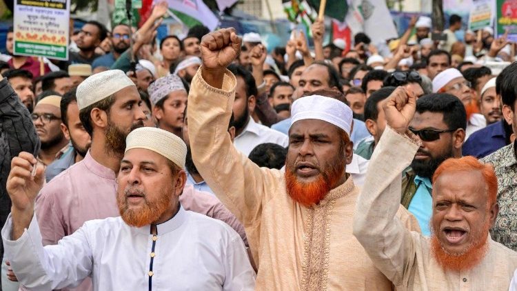 Membros do partido "Jamaat-e-Islami" durante manifestação nacional convocada por partidos islâmicos, no dia 18 de settembro. Membros do partido "Jamaat-e-Islami" durante manifestação nacional convocada por partidos islâmicos, no dia 18 de settembro.