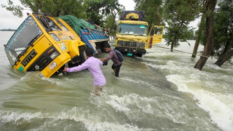 Caminhões presos durante enchente em região baixa de Bangladesh. Caminhões presos durante enchente em região baixa de Bangladesh.