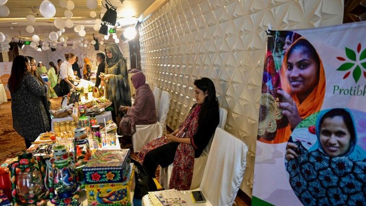 Daca. Artesãs e empresárias durante o mercado "Women of Wort" para celebrar a emancipação feminina. Daca. Artesãs e empresárias durante o mercado "Women of Wort" para celebrar a emancipação feminina.