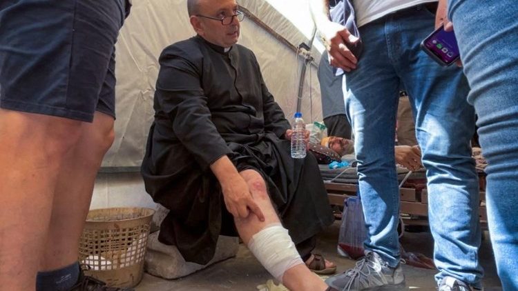 Padre Romanelli recebe atendimento médico após ataque israelense à igreja Sagrada Família, em Gaza.