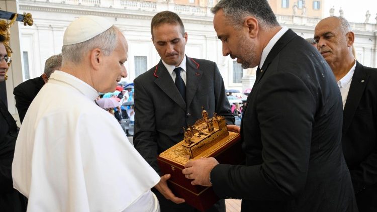 O Papa recebe um presente do prefeito de Belém na audiência geral.