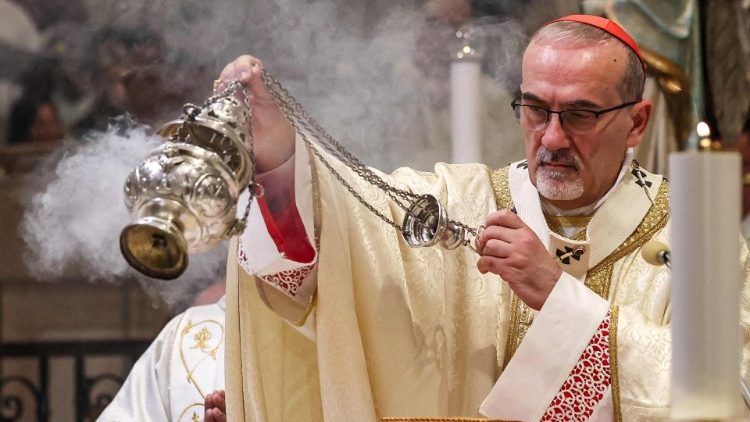 Foto de arquivo do Patriarca Latino de Jerusalém, o cardeal Pizzaballa, enquanto celebra a missa de Natal na Basílica da Natividade em Belém.