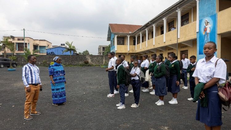 Cenas após os rebeldes do M23 anunciarem a reabertura de escolas e universidades em Goma. *REUTERS/Arlette Bashizi)