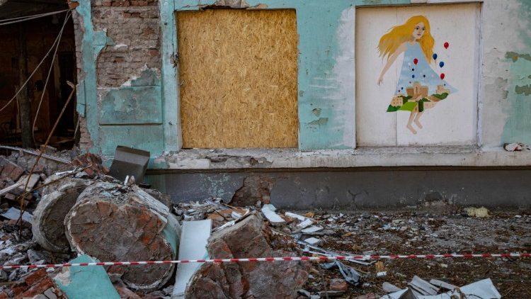 O que sobrou de escola de Mariupol, agora ocupada por forças russas. (EPA/Sergei Ilnitsky) O que sobrou de escola de Mariupol, agora ocupada por forças russas. (EPA/Sergei Ilnitsky)