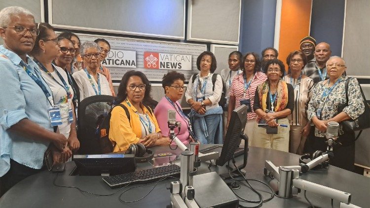 Nita Santos com jornalistas da Rádio Nova de Maria, nos estúdios da Rádio Vaticano