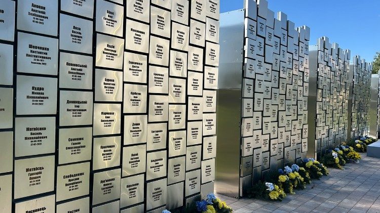 O memorial em Bucha